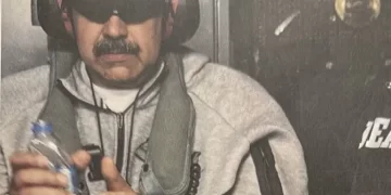 Trump divulga primeira foto de Nicolás Maduro algemado e vendado após captura