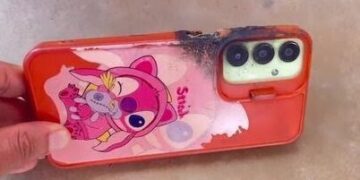 Jovem de 15 anos morre após sofrer descarga elétrica ao usar celular ligado à tomada