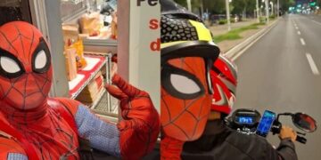 Entregador viraliza ao trabalhar fantasiado de Homem-Aranha em Teresina