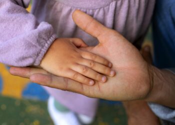 Criança de 2 anos é encontrada sozinha de madrugada em Teresina; mãe vai depor