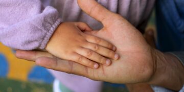 Criança de 2 anos é encontrada sozinha de madrugada em Teresina; mãe vai depor