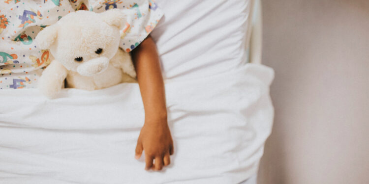 Criança de 2 anos é internada em estado grave após ingerir bebida alcoólica e sofrer queda