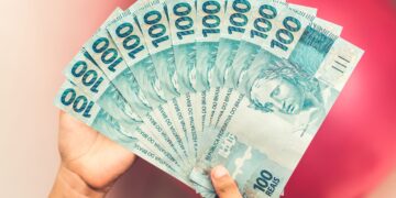 Salário mínimo de R$ 1.621 começa a ser pago nesta segunda