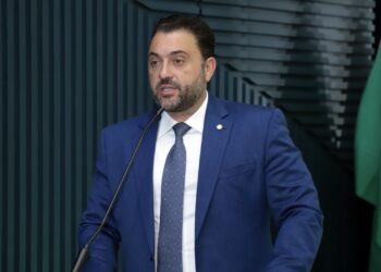 Átila Lira viabiliza criação de 17,5 mil cargos federais e nova regra para reitores