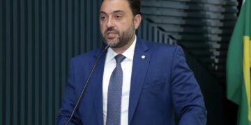 Átila Lira viabiliza criação de 17,5 mil cargos federais e nova regra para reitores