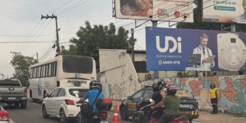 Ônibus de José de Freitas quebra em Teresina e causa congestionamento na Avenida Frei Serafim