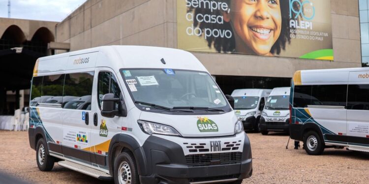 José de Freitas recebe van adaptada entregue pelo governador Rafael Fonteles para reforçar assistência social