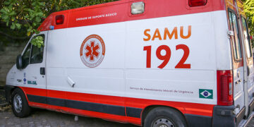 Mãe encontra ambulância com pneu furado e equipe do Samu salva bebê engasgado