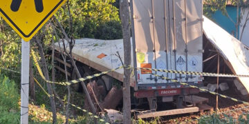 Motorista morre após tombar veículo e carga de produtos tóxicos cair em riacho