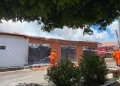 Depósito pega fogo e atinge casas vizinhas no bairro Saci, zona Sul de Teresina