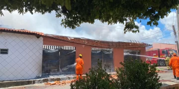 Depósito pega fogo e atinge casas vizinhas no bairro Saci, zona Sul de Teresina