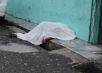 Homem é executado a tiros na porta da casa da namorada na zona Norte de Teresina