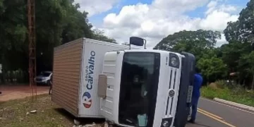 Pneu estoura e caminhão baú tomba na PI-113, entre José de Freitas e Teresina