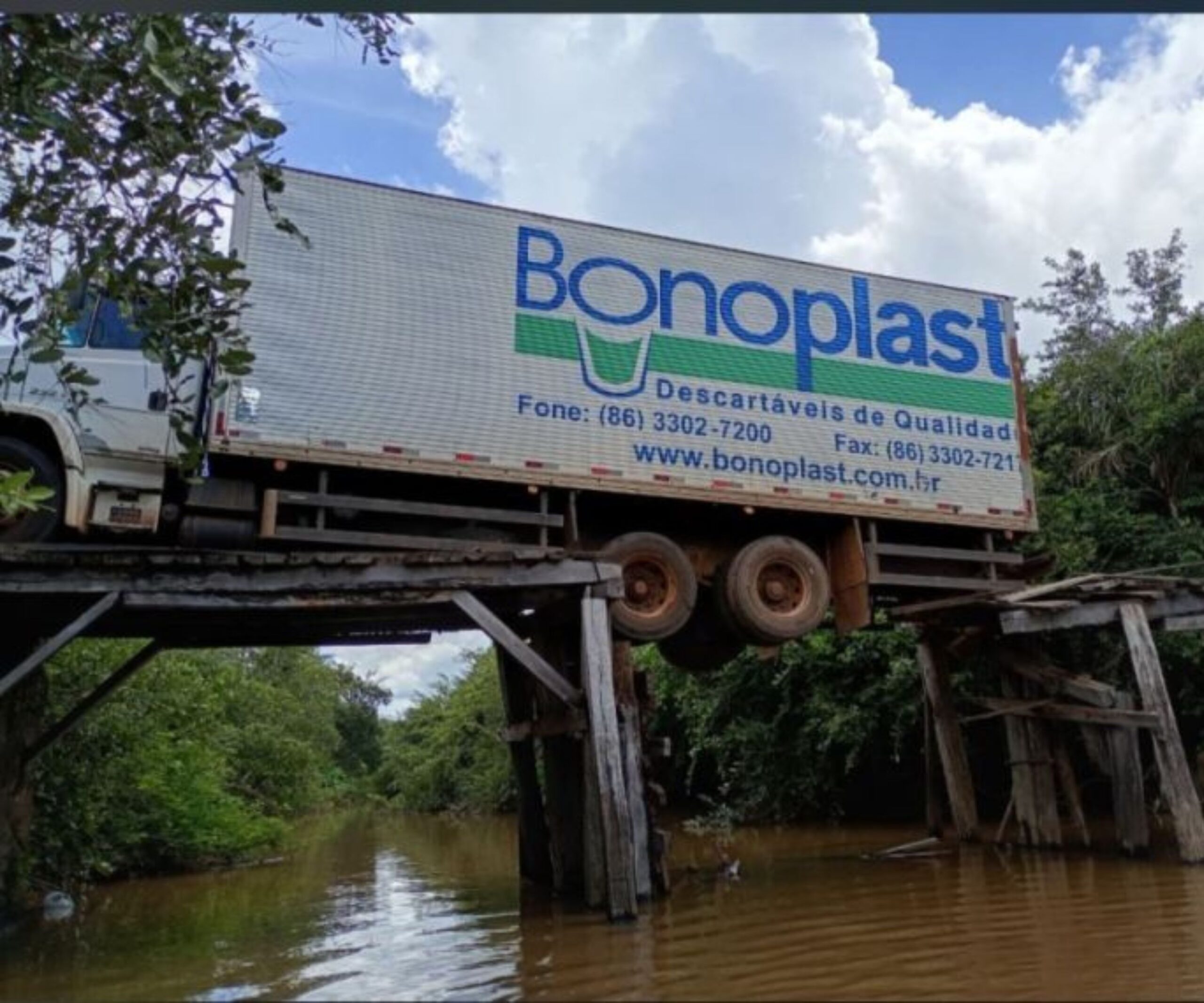 Ponte desaba com caminhão e deixa moradores isolados no interior do Piauí