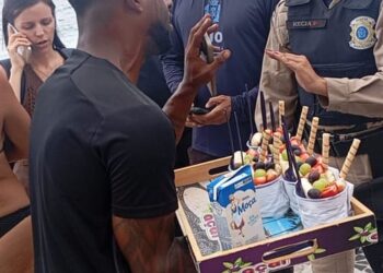 Ambulante é preso após cobrar R$ 700 por dois açaís de turistas no RJ