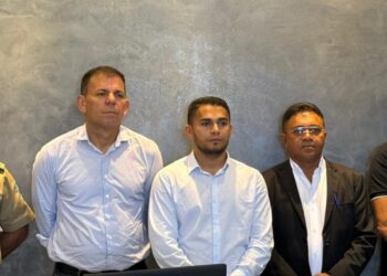 João Araújo e filho Abraão caminham juntos em apoio ao pré-candidato Coronel Carlos