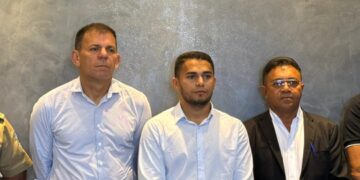 João Araújo e filho Abraão caminham juntos em apoio ao pré-candidato Coronel Carlos