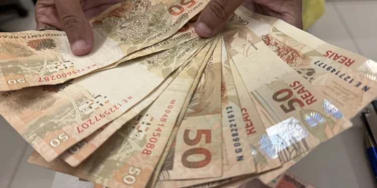 Governo propõe salário mínimo de R$ 1.717 em 2027