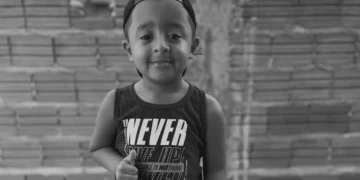 Menino dos ‘ossos de vidro’ que viralizou dançando morre aos 6 anos no Piauí