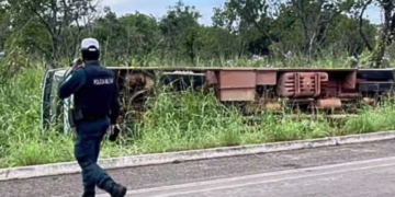 Ônibus escolar tomba e nove estudantes ficam feridos na BR-343, zona rural de Floriano