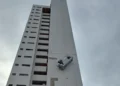 Trabalhador fica pendurado após falha em cabo de plataforma em prédio de Teresina