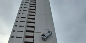Trabalhador fica pendurado após falha em cabo de plataforma em prédio de Teresina