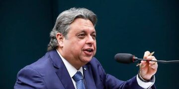 Deputado federal Júlio Arcoverde é internado em hospital após sofrer acidente doméstico
