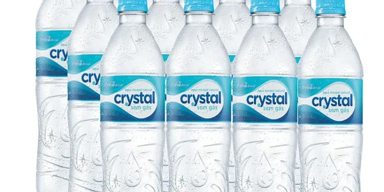 Anvisa determina recolhimento de lote da água Crystal após identificação de bactéria