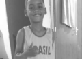 Criança de 8 anos morre dentro de casa após ser baleada acidentalmente pelo irmão de 11 anos