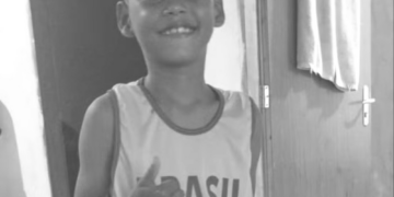 Criança de 8 anos morre dentro de casa após ser baleada acidentalmente pelo irmão de 11 anos