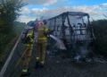Micro-ônibus pega fogo em rodovia e Corpo de Bombeiros é acionado para conter chamas