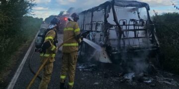Micro-ônibus pega fogo em rodovia e Corpo de Bombeiros é acionado para conter chamas