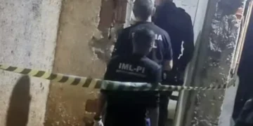 Mulher é encontrada morta com faca cravada nas costas dentro de casa em Teresina