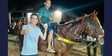 Prefeito de Angical surpreende garoto de 13 anos com novo cavalo após égua ser encontrada morta