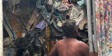 Após acordo com morador, lixo acumulado até o teto é retirado de casa em Teresina