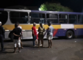 Motorista de excursão é preso após deixar passageiros e se envolver em acidente