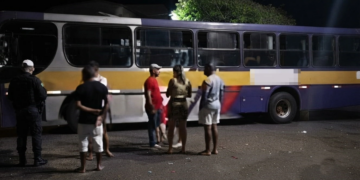 Motorista de excursão é preso após deixar passageiros e se envolver em acidente