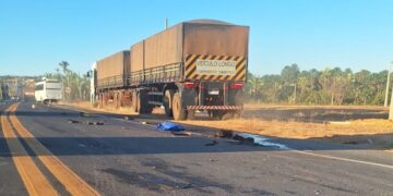 Colisão com caminhão destrói motocicleta e condutor morre na PI-247