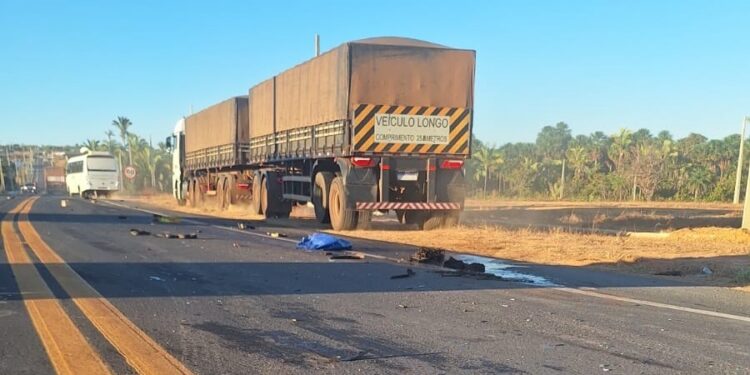 Colisão com caminhão destrói motocicleta e condutor morre na PI-247