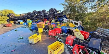 Carreta carregada de cerveja tomba após colisão em Francisco Macedo