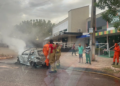 Carro pega fogo e fica destruído em Teresina; terceiro caso em 24 horas