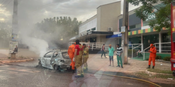 Carro pega fogo e fica destruído em Teresina; terceiro caso em 24 horas