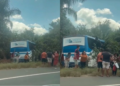 Motorista passa mal, desvia de caminhão e ônibus sai da pista na BR-343, em Altos
