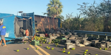 Caminhão de frutas tomba e deixa BR-343 parcialmente interditada em Campo Maior