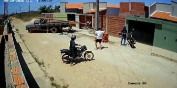 Dupla aponta arma para família com bebê e rouba motocicleta em Campo Maior