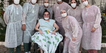 Após 37 dias internado, Ítalo John deixa quarto para passeio pelo hospital e celebra momento
