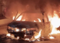 Carro fica destruído após pegar fogo no centro de São Pedro do Piauí
