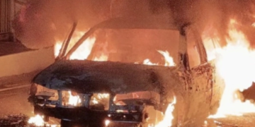 Carro fica destruído após pegar fogo no centro de São Pedro do Piauí