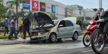 Carro pega fogo e fica parcialmente destruído em frente ao Teresina Shopping