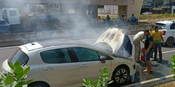 Peugeot 308 pega fogo na BR 316 em Teresina e fica parcialmente destruído